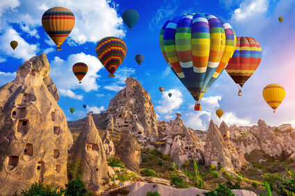 Colorful hot air balloon flying over Cappadocia, Turkey. (ouverture dans une nouvelle fenêtre)
