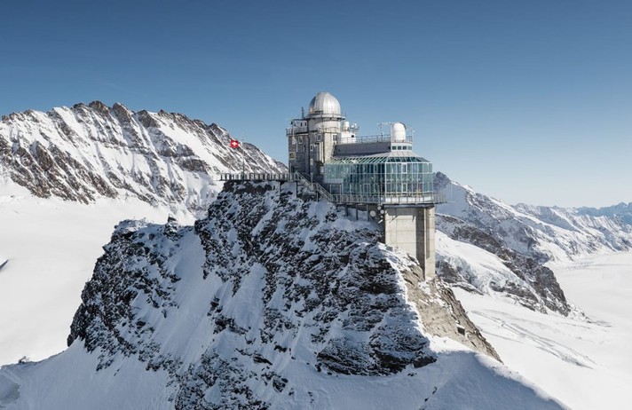 JUNGFRAU DANS SON MANTEAU HIVERNAL