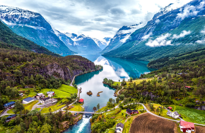 LES FJORDS DE NORVÈGE DANS LEURS ECRINS DE VERDURE