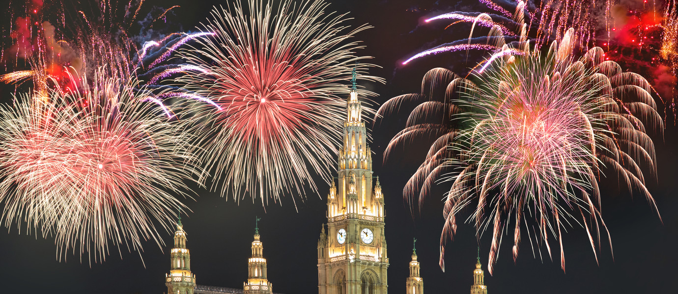 Rathaus in Wien mit Silvester-Feuerwerk